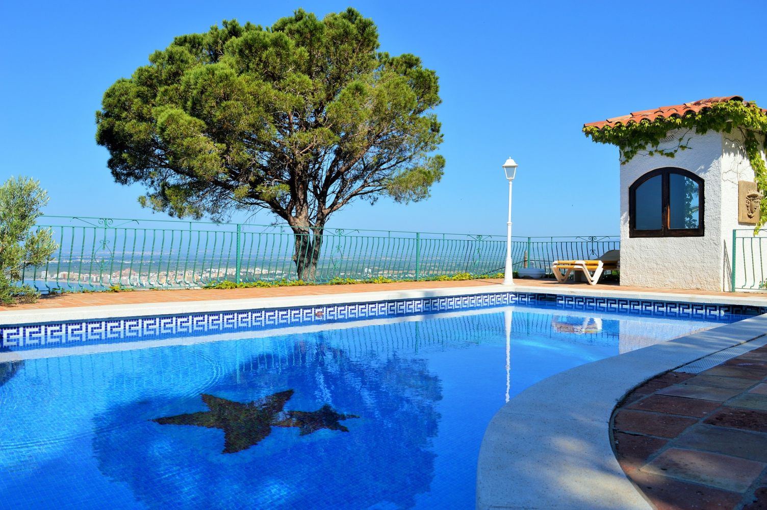 Dépannage de votre piscine dans les Bouches-du-Rhône - Meuble et