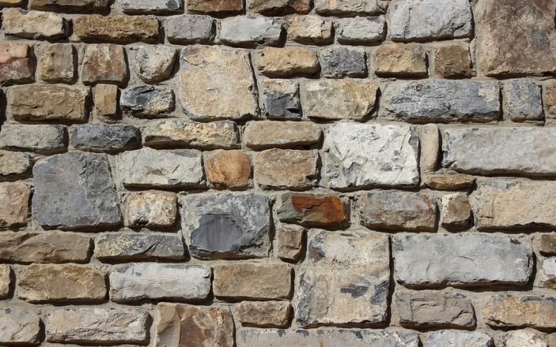 Réfection de façade avec un enduit décoratif à l'effet pierre reconstituée à Nîmes