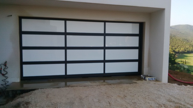 Vente porte de garage sectionnelle design sur mesure à proximité de Montpellier