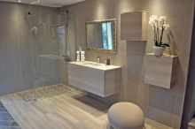 Salle de bain moderne en bois très nature